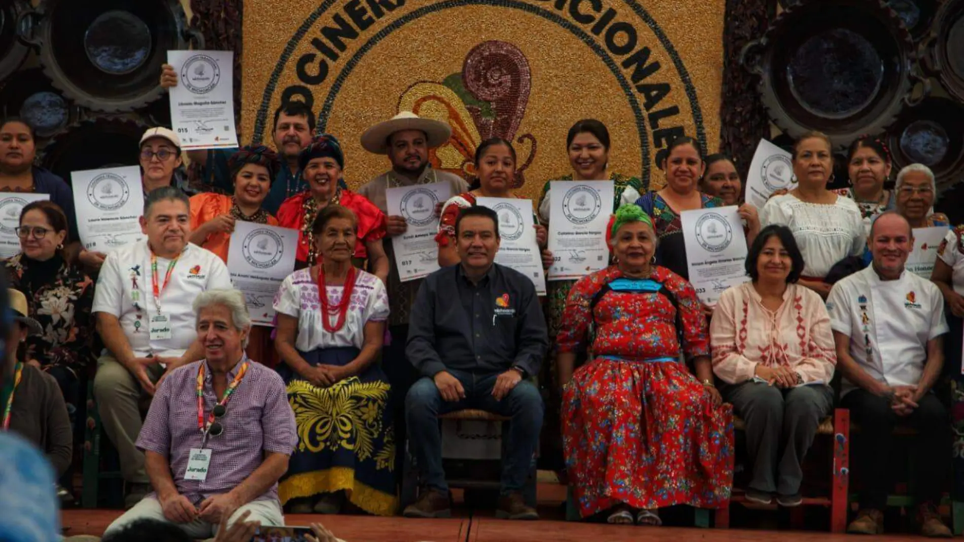 Participantes del Encuentro de Cocineras Tradicionales con sus certificados